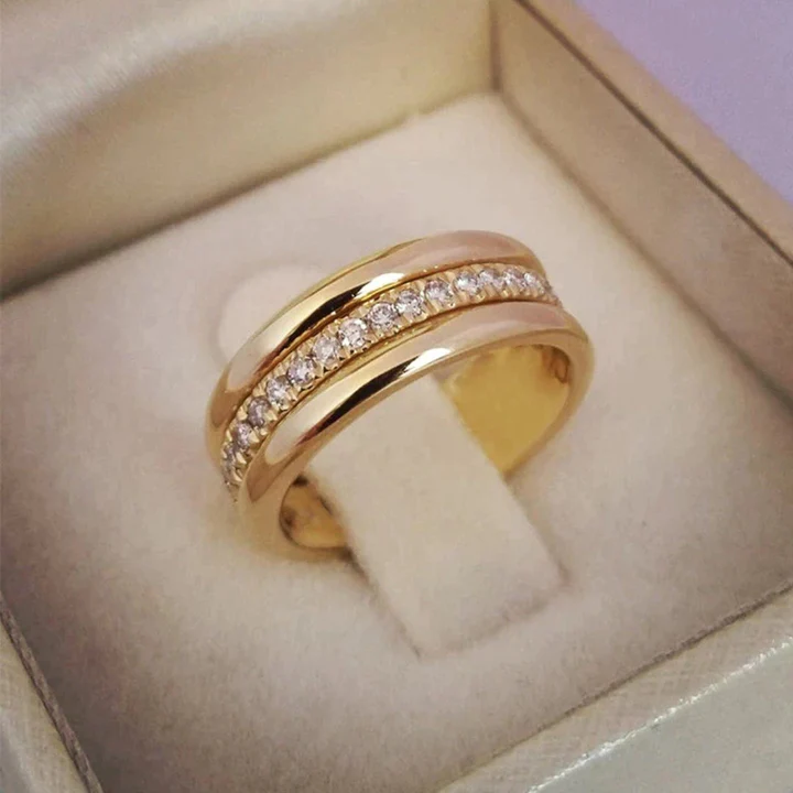 Sarah - Classic Zirconia-Encased Vintage Ring